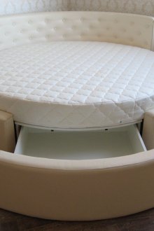 Putar beige dan katil putih dengan laci