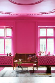 Розови стени и таван в хола