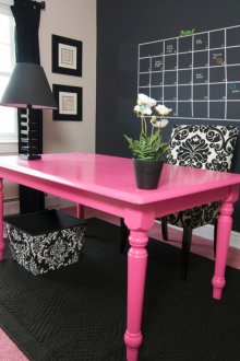 Розова маса и килим в интериора