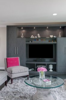 Розови възглавници в интериора на всекидневната