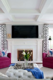 Розови фотьойли в светла всекидневна