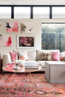 Розови елементи в хол в стил лофт