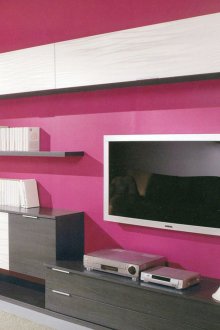 Розова стена в хола