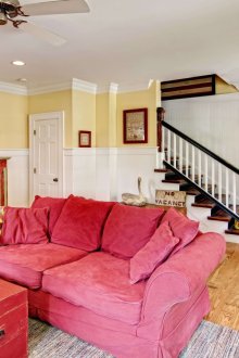 Розов диван в хола