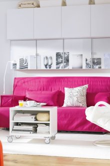 Розов диван в хола-трапезарията