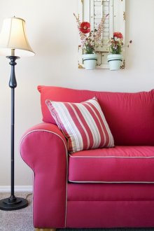 Мек розов диван в светъл хол