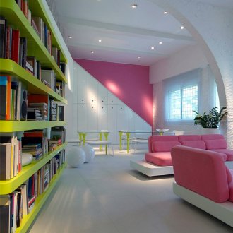 Бели и розови акценти в хола