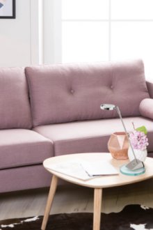 Пастелно розов диван в интериора