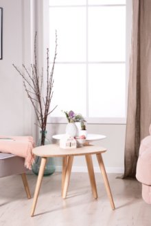 Розов фотьойл и покривало в хола