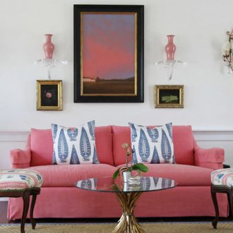 Розови акценти и диван в хола