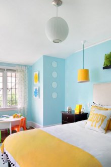 Warna kuning, biru dan putih di dalam bilik tidur.