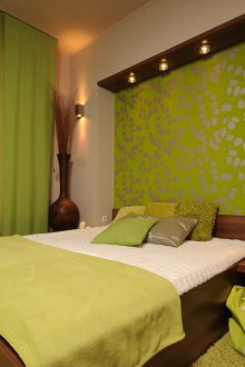 Warna kuning muda, coklat dan hijau di dalam bilik tidur.