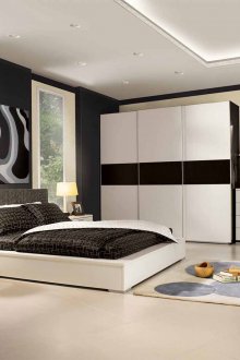 Siling dua peringkat di dalam bilik tidur hitam dan putih