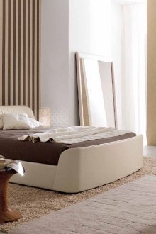 Beige dan dinding coklat di bilik tidur