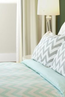 Warna mint, putih dan kelabu di dalam bilik tidur