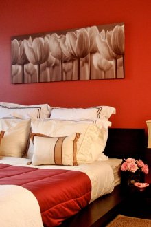 Dinding merah di dalam bilik tidur
