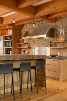 Кафява кухня в кънтри стил с бар за закуска