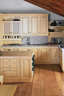 Бежова и сива кухня в кънтри стил