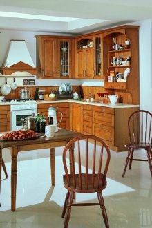 Кафява и бяла кухня в кънтри стил