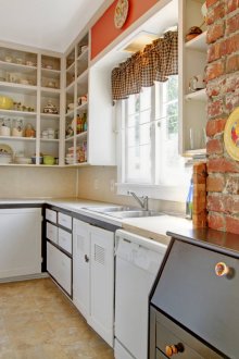 Тухлена стена в кухня в селски стил