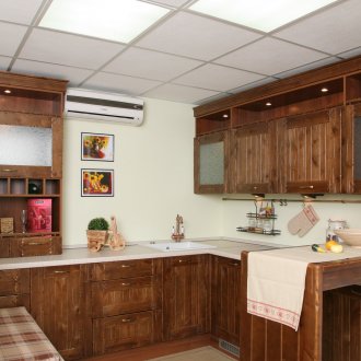 Крем кафява кухня в селски стил с полуостров