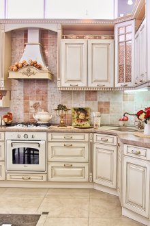 Малка ъглова кухня в кънтри стил