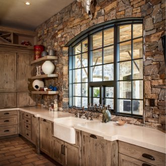 Декорация от каменна стена в кухня в селски стил