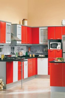 Stellen Sie mit roten Akzenten in einer beige Küche ein