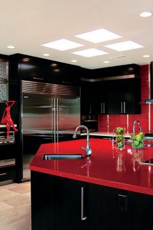 Schwarzes und rotes Küchenset