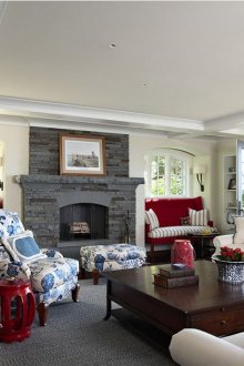 Rote Akzente im Wohnzimmer mit Kamin