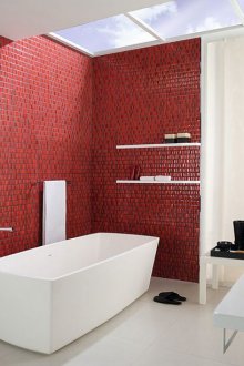 Rote Fliese in einer weißen Badewanne