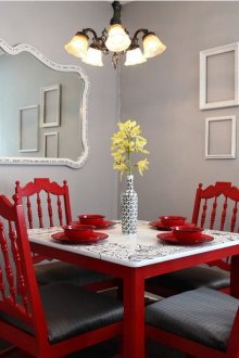 Rote und graue Esszimmer