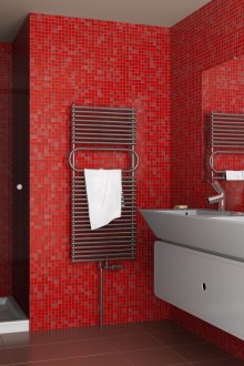 Roter und weißer Badezimmerinnenraum