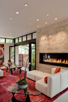 Rote, weiße und schwarze Farben im Wohnzimmerinnenraum mit Kamin