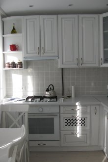 White corner kitchen design
