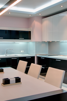 Черно-бяла кухня 11 кв.м.