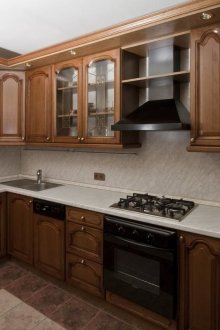 Дървена фасада на ъгловата кухня