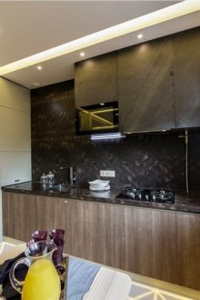 Бежови, черни и кафяви цветове в интериора на кухнята.