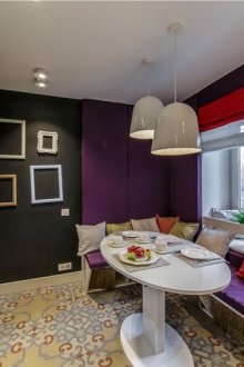 Лилав и червен акцент в интериора на малка кухня