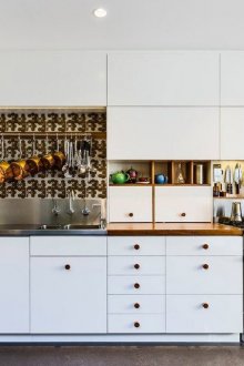 Бял и кафяв кухненски комплект