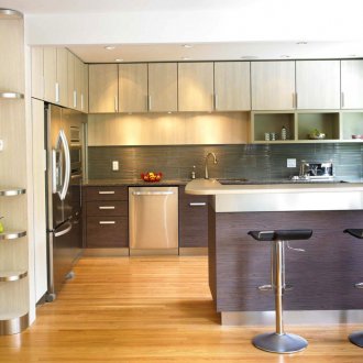 Кафяво-бежова кухня с бар 11 кв.м.