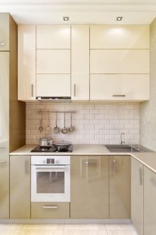 Бежови ъглови лъскави слушалки