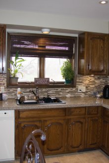 Ъглова кухня с дървена фасада