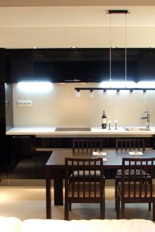 Модерна черна и бяла кухня