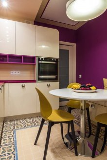 Бежова и лилава кухня 11 кв.м.