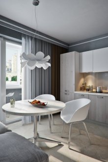 Сива и бяла кухня с балкон