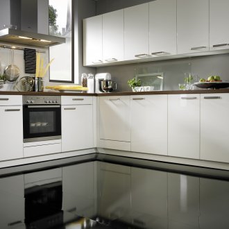 Гланцов черен под в кухнята