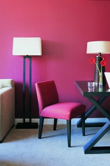 Розови стени в хола