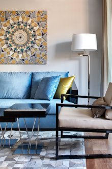 Син диван в хола