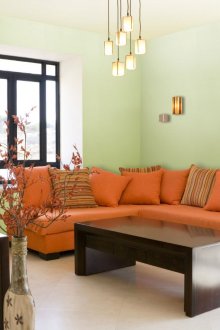 Оранжев ъглов диван в хола
